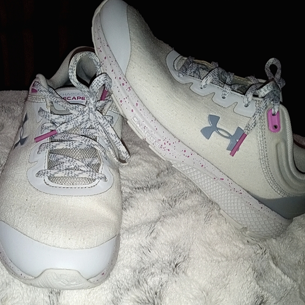 Women's under armour size 9 tennis shoes